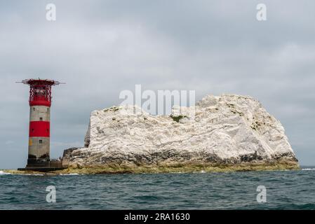 Il faro di Needles sull'isola di Wight è stato preso da vicino passando in barca. Il faro e le formazioni rocciose sono chiaramente visibili. Giugno 2023. Foto Stock