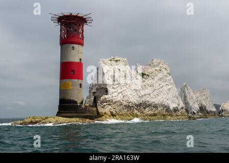 Il faro di Needles sull'isola di Wight è stato preso da vicino passando in barca. Il faro e le formazioni rocciose sono chiaramente visibili. Giugno 2023. Foto Stock