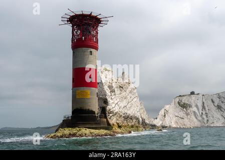 Il faro di Needles sull'isola di Wight è stato preso da vicino passando in barca. Il faro e le formazioni rocciose sono chiaramente visibili. Giugno 2023. Foto Stock