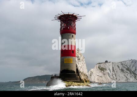 Il faro di Needles sull'isola di Wight è stato preso da vicino passando in barca. Il faro e le formazioni rocciose sono chiaramente visibili. Giugno 2023. Foto Stock