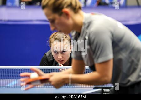 Cracovia, Polonia. 27 giugno 2023. Elizabeta Samara della Romania e Natalia Bajor della Polonia giocano durante la partita individuale femminile della Medaglia di bronzo al ping-pong nel palazzetto dello sport di Hutnik durante i 3° Giochi europei. Credito: SOPA Images Limited/Alamy Live News Foto Stock