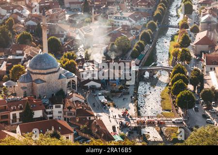 La moschea di Sinan Pasha del XVII secolo e il vecchio ponte in pietra sul fiume Prizren Bistrica a Prizren, in Kosovo Foto Stock