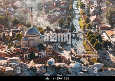 La moschea di Sinan Pasha del XVII secolo e il vecchio ponte in pietra sul fiume Prizren Bistrica a Prizren, in Kosovo. Vista dalla Fortezza di Prizren Foto Stock