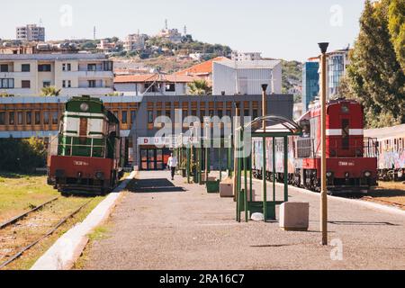 Locomotive diesel e vecchie carrozze coperte di graffiti aspettano di partire alla stazione ferroviaria di Durrës, sulla costa albanese Foto Stock