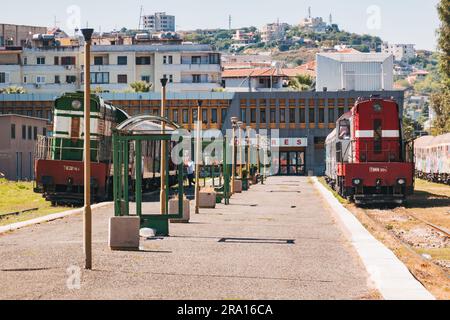 Locomotive diesel e vecchie carrozze coperte di graffiti aspettano di partire alla stazione ferroviaria di Durrës, sulla costa albanese Foto Stock