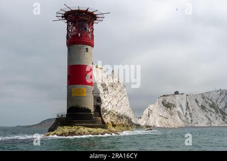 Il faro di Needles sull'isola di Wight è stato preso da vicino passando in barca. Il faro e le formazioni rocciose sono chiaramente visibili. Giugno 2023. Foto Stock