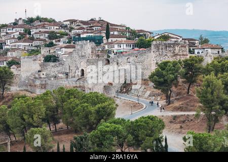 Ammira il castello di Berat, una città medievale fortificata costruita sulla cima di una montagna a Berat, Albania. Oggi è una città patrimonio dell'umanità dell'UNESCO Foto Stock