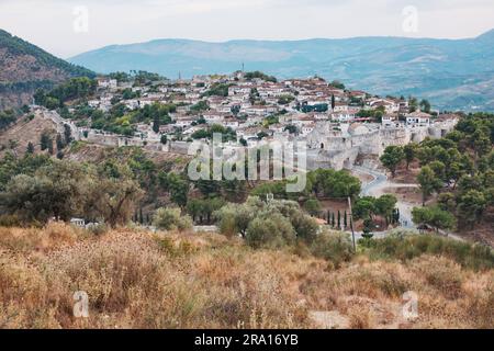 Ammira il castello di Berat, una città medievale fortificata costruita sulla cima di una montagna a Berat, Albania. Oggi è una città patrimonio dell'umanità dell'UNESCO Foto Stock