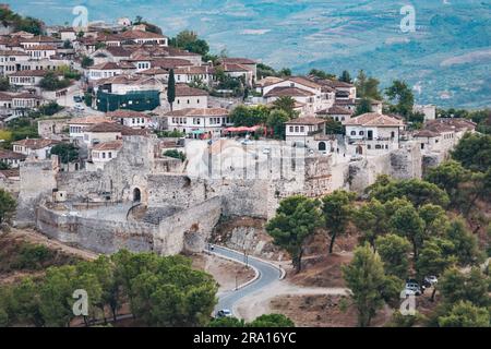 Ammira il castello di Berat, una città medievale fortificata costruita sulla cima di una montagna a Berat, Albania. Oggi è una città patrimonio dell'umanità dell'UNESCO Foto Stock