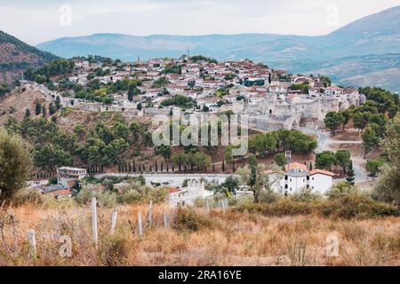 Ammira il castello di Berat, una città medievale fortificata costruita sulla cima di una montagna a Berat, Albania. Oggi è una città patrimonio dell'umanità dell'UNESCO Foto Stock