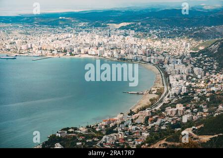 Affacciato sulla città costiera di Vlorë, nell'Albania meridionale Foto Stock