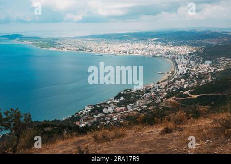 La città costiera di Vlorë, nell'Albania meridionale Foto Stock