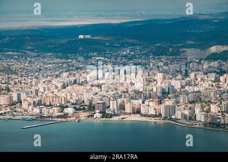 Affacciato sulla città costiera di Vlorë, nell'Albania meridionale Foto Stock