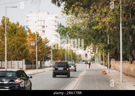 Una pista ciclabile nella città costiera di Vlorë, nell'Albania meridionale Foto Stock