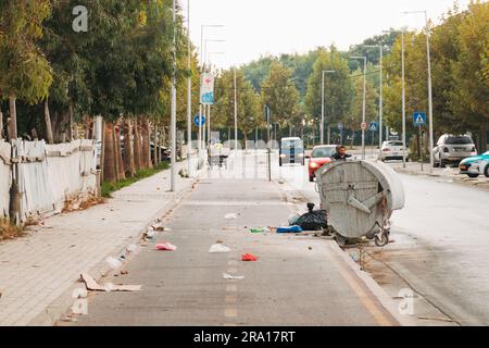 Spazzatura disseminata lungo una pista ciclabile nella città costiera di Vlorë, nell'Albania meridionale Foto Stock