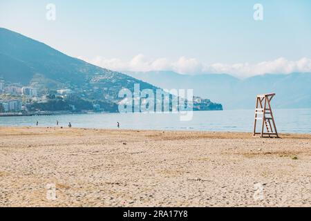 Una torre vuota per il bagnino sulla spiaggia principale della città costiera di Vlorë, nell'Albania meridionale Foto Stock