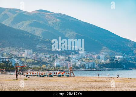 La città costiera di Vlorë, nell'Albania meridionale Foto Stock