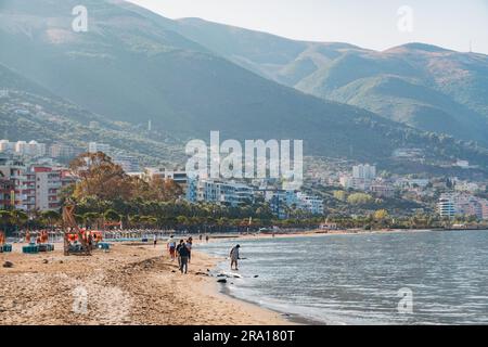 La spiaggia principale della città costiera di Vlorë, nell'Albania meridionale Foto Stock