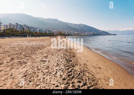 La città costiera di Vlorë, nell'Albania meridionale Foto Stock