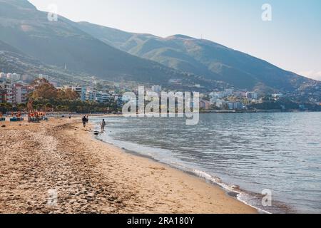 La città costiera di Vlorë, nell'Albania meridionale Foto Stock