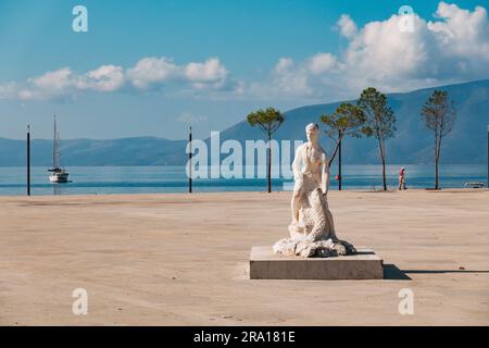 Una statua di pescatori nella città costiera di Vlorë, nell'Albania meridionale Foto Stock