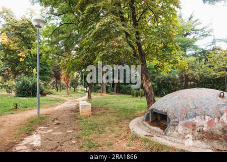 Un bunker di cemento in un parco a Tirana, Albania. 173.000 furono collocati in tutto il paese durante il regime del dittatore comunista Enver Hoxha Foto Stock