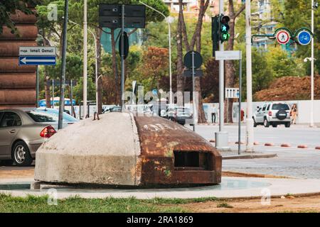 Un bunker di cemento nel centro di Tirana, Albania. Dal 1967 al 86, 173.000 furono collocati in tutto il paese durante il regime comunista di Enver Hoxha Foto Stock