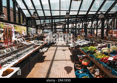 Prodotti e articoli per la casa e souvenir in vendita al nuovo Bazar (Pazari i Ri), un mercato coperto di vetro a Tirana, Albania Foto Stock