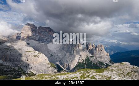 Panorama di un paesaggio montuoso nei Dolemiti. Alpi italiane. Fotografia del paesaggio con droni. Europe Travel. Destinazione escursionistica. Tre Cime National Foto Stock