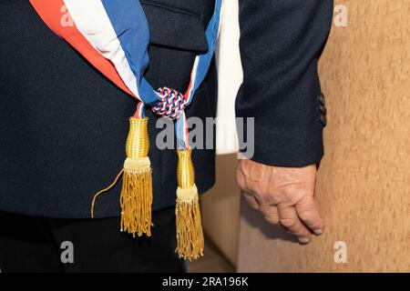 sindaco di città francese con sciarpa tricolore bandiera francese durante la celebrazione ufficiale Foto Stock