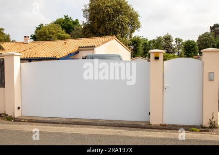 porta in pvc bianco porta pedonale classica in plastica domestica cancello in plastica spranghe portali ingresso giardino della casa Foto Stock