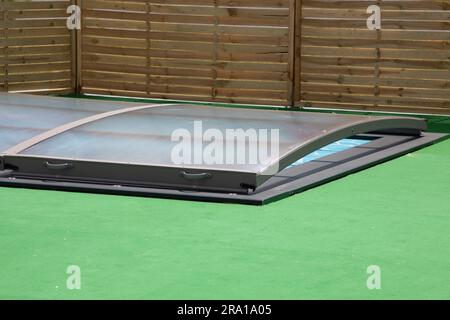 Piscina all'aperto con tetto apribile, dettaglio moderno Foto Stock