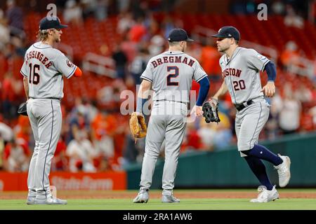 St Louis, Missouri. USA; Grae Kessinger (16), terza base degli Houston Astros e Alex Bregman (2), si congratulano con il centrocampista Chas McCormick (20) Foto Stock