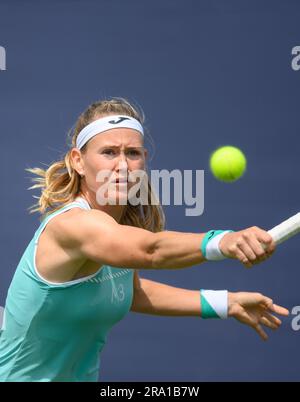 Marie Bouzkova (CZE) gioca il secondo giorno del Rothesay International, al Devonshire Park. Eastbourne, Regno Unito, 27 giugno 2023. Ha perso contro Beatriz H. Foto Stock