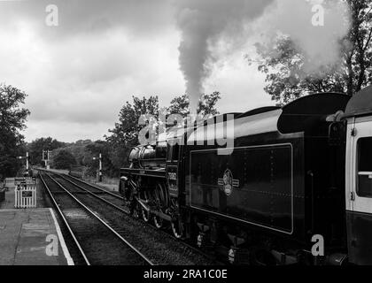 Lasciarsi andare alla stazione di Sheffield Park sulla linea Bluebell, East Sussex, immagine in bianco e nero Foto Stock