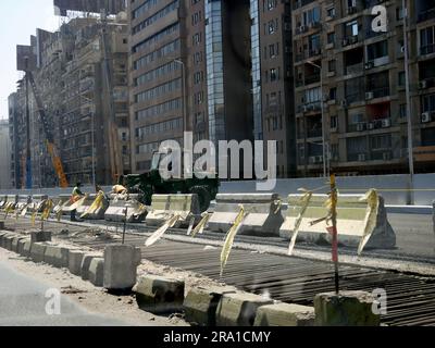 Cairo, Egitto, 23 giugno 2023: Il progetto di sviluppo del ponte del 15 maggio prevede l'ampliamento e l'aggiornamento dei lavori in corso di costruzione Foto Stock