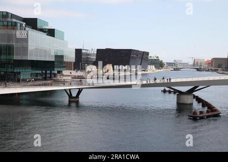 Kopenhagen, Danimarca. 28 giugno 2023. I passanti viaggiano in auto e camminano attraverso il Lille Langebro (piccolo ponte lungo), che attraversa il porto interno. Copenaghen ospiterà il 28° Congresso Mondiale degli Architetti nei prossimi giorni. (Al dpa "edificio sano" - quanto può essere sostenibile l'architettura?") Crediti: Steffen Trumpf/dpa/Alamy Live News Foto Stock