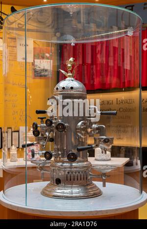 Torino, Italia, 4 novembre 2022. Interno del Museo Lavazza, un'industria leader nella produzione e distribuzione di caffè, una bevanda classica di esso Foto Stock