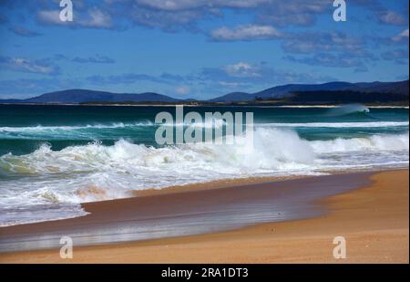 pittoresca spiaggia di four mile creek, sulla costa orientale della tasmania, australia, lungo l'autostrada tasman Foto Stock
