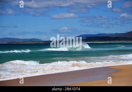 pittoresca spiaggia di four mile creek, sulla costa orientale della tasmania, australia, lungo l'autostrada tasman Foto Stock
