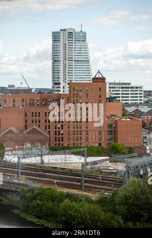 Bridgewater Place, soprannominato The Dalek,[2][3] è un grattacielo residenziale e ufficio a Leeds, West Yorkshire, Inghilterra. Era l'edificio più alto dello Yorkshire al momento dell'uscita nel settembre 2005, ma ora è il secondo più alto dopo un altro edificio di Leeds, l'Altus House. Bridgewater Place è visibile fino a 40 chilometri (25 miglia) dalla maggior parte delle aree. Foto Stock