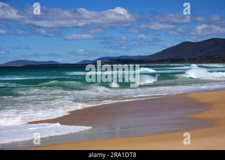 pittoresca spiaggia di four mile creek, sulla costa orientale della tasmania, australia, lungo l'autostrada tasman Foto Stock
