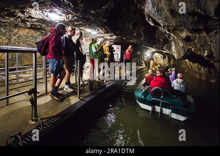 I turisti camminano nelle grotte Punkva (Punkevni) decorate con stalattiti e stalagmiti nel Carso Moravo, Repubblica Ceca, 29 giugno 2023. (Foto CTK/Patrik Uhlir) Foto Stock