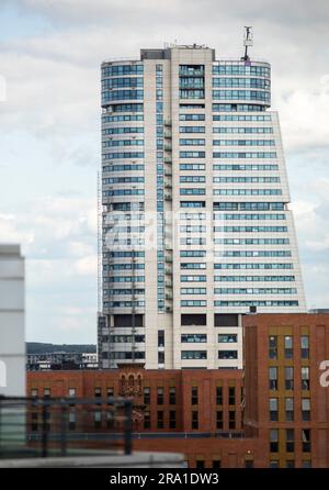 Bridgewater Place, soprannominato The Dalek,[2][3] è un grattacielo residenziale e ufficio a Leeds, West Yorkshire, Inghilterra. Era l'edificio più alto dello Yorkshire al momento dell'uscita nel settembre 2005, ma ora è il secondo più alto dopo un altro edificio di Leeds, l'Altus House. Bridgewater Place è visibile fino a 40 chilometri (25 miglia) dalla maggior parte delle aree. Foto Stock