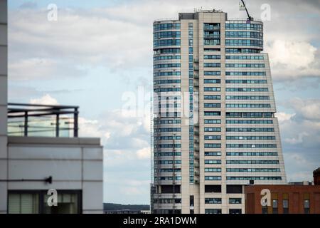 Bridgewater Place, soprannominato The Dalek,[2][3] è un grattacielo residenziale e ufficio a Leeds, West Yorkshire, Inghilterra. Era l'edificio più alto dello Yorkshire al momento dell'uscita nel settembre 2005, ma ora è il secondo più alto dopo un altro edificio di Leeds, l'Altus House. Bridgewater Place è visibile fino a 40 chilometri (25 miglia) dalla maggior parte delle aree. Foto Stock