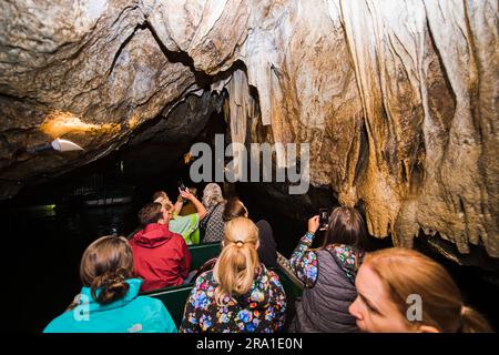 I turisti camminano nelle grotte Punkva (Punkevni) decorate con stalattiti e stalagmiti nel Carso Moravo, Repubblica Ceca, 29 giugno 2023. (Foto CTK/Patrik Uhlir) Foto Stock