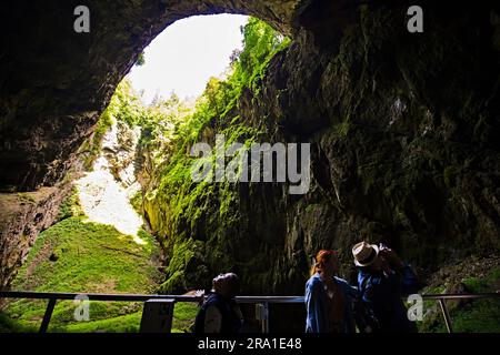 I turisti camminano nelle grotte Punkva (Punkevni) nel Carso Moravo, Repubblica Ceca, 29 giugno 2023. (Foto CTK/Patrik Uhlir) Foto Stock