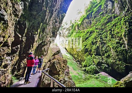 I turisti camminano nelle grotte Punkva (Punkevni) nel Carso Moravo, Repubblica Ceca, 29 giugno 2023. (Foto CTK/Patrik Uhlir) Foto Stock