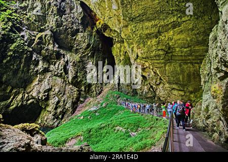 I turisti camminano nelle grotte Punkva (Punkevni) nel Carso Moravo, Repubblica Ceca, 29 giugno 2023. (Foto CTK/Patrik Uhlir) Foto Stock