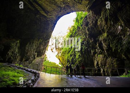 I turisti camminano nelle grotte Punkva (Punkevni) nel Carso Moravo, Repubblica Ceca, 29 giugno 2023. (Foto CTK/Patrik Uhlir) Foto Stock